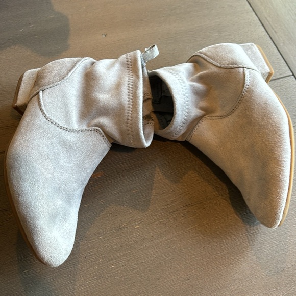Toddler girl booties in suede gray, size 9 - Picture 2 of 4